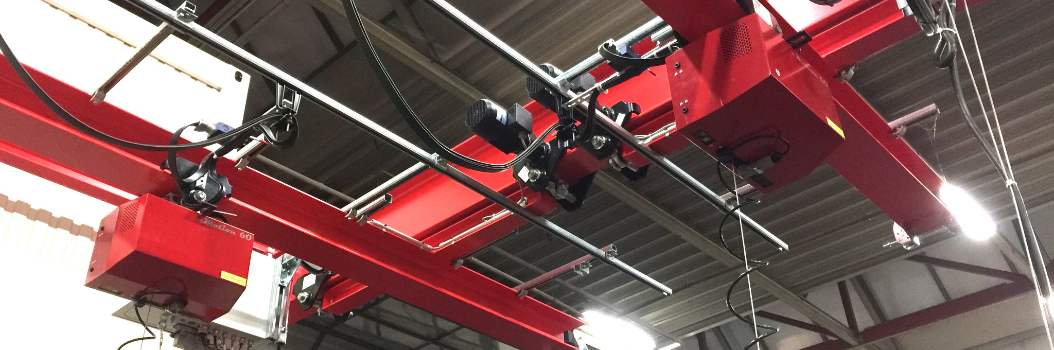 Rote Krananlage für industrielle Hebetechnik